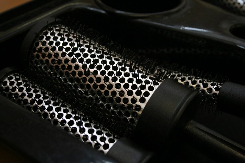 Round boar-bristle brushes on the station